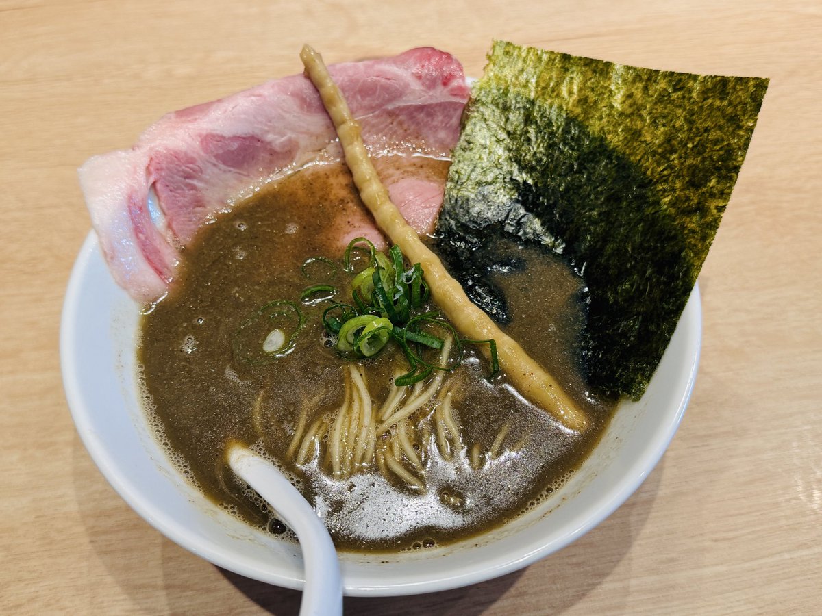 チェーン店のラーメンが7.5ドルなのは妥当だと思いますが、1200円で高いと感じている人は日本の円の価値が毀損している現状を理解できていない人だと思います。