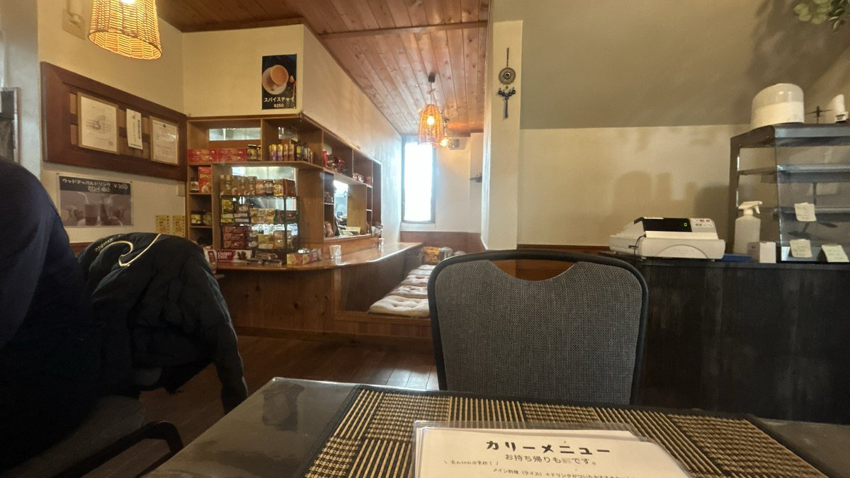 阿見町スリランカのヴィーディーズ キッチン。Kingプレートはパリップ、インゲン、ビーツ、ジャガイモ、サラダ、鰹節ココナッツ、目玉焼きの下にはチキン。さすが休日、12時前には満席ですわ。