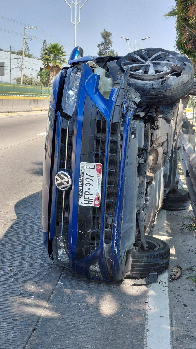 Roberto Nava Castro, comisionado del Instituto de Transparencia de Guerrero, se accidenta en la Autopista del Sol

Manejaba un auto del organismo

Tras el choque, abandonó el lugar

Habrían encontrado latas de cerveza
