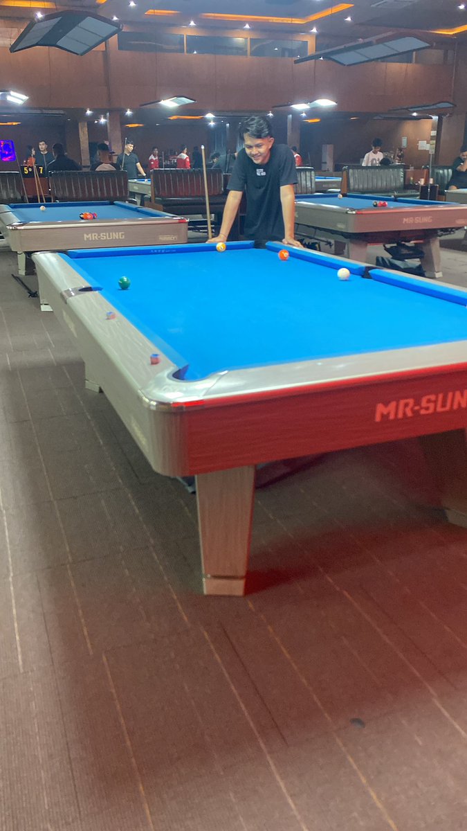 xceedgrail's tweet photo. meja biru ni emang punya efek bikin tenang apa gimana https://t.co/p8yBNprrYw