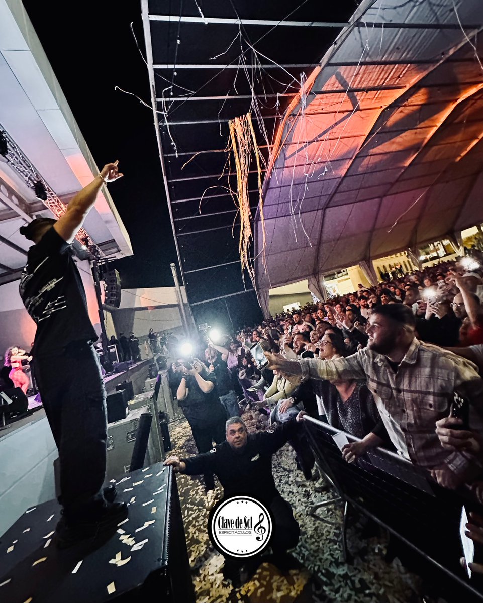 ClavedeSolAlm's tweet photo. 🔥 @Nyno_SBR en Benahadux🔥

Temazo tras temazo, el público entregado y una energía brutal de principio a fin…así ha empezado Nyno su gira 2026 🙌🫶🎶 https://t.co/zN4AGw6ymk