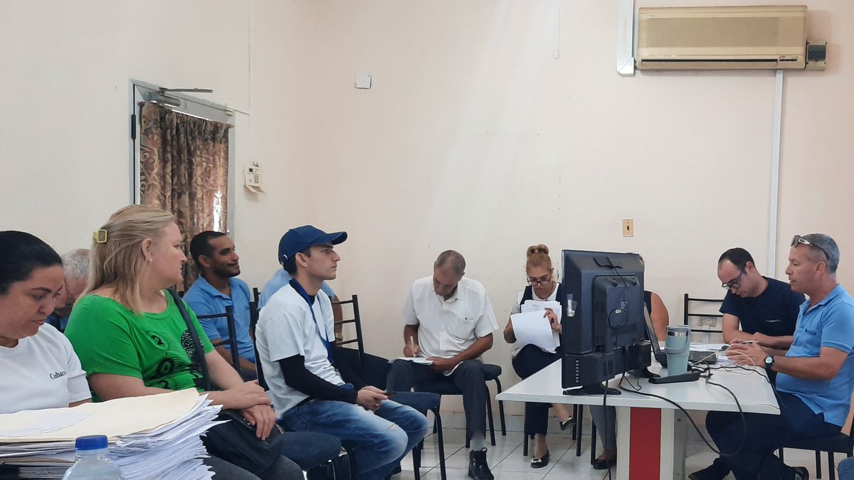 MkDTCA's tweet photo. Establecer prioridades de trabajo y alcanzar resultados satisfactorios en la gestión de servicios es prioridad para los trabajadores y el Consejo Productivo del CT en la cabecera provincial que estuvo acompañado por el Dpto Comercial de la #DTCA. 
#EtecsaConCuba 
@Avilacomunica https://t.co/Fol5Vr8hBt