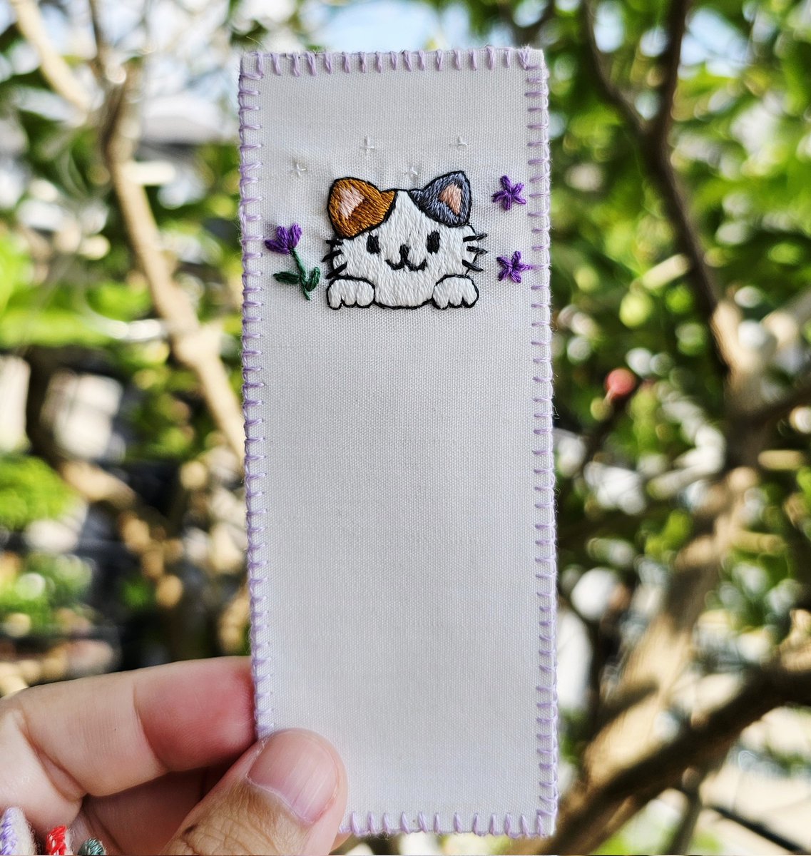 Feed the Cat  🫳🏻 🐱 📖 ✨️ 💜