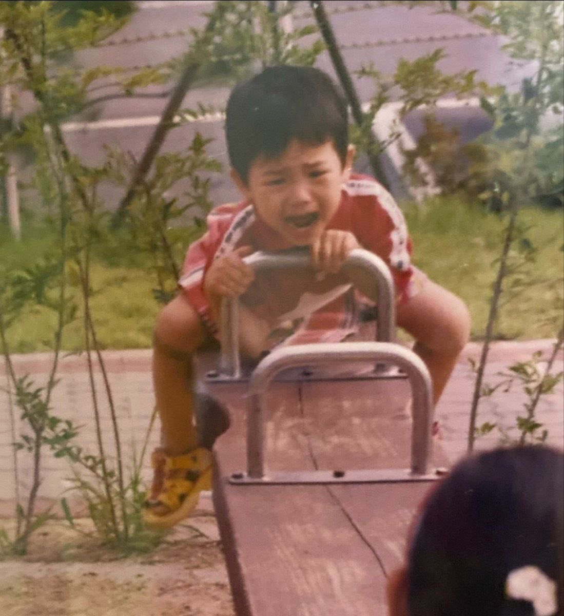 มุ้หยอง  แม่ให้เงินวันละเท่าไหร่ลูก
: ยี่ฉิบบาทคะ
แล้วทำไมหนูมีแบ้งสีเทาเยอะล่ะลูก
:นุ้แลกกะจมิง บอกจมิงว่าสีเขวฉวยกว่าน้า นุ้เสียสละแลกเอง