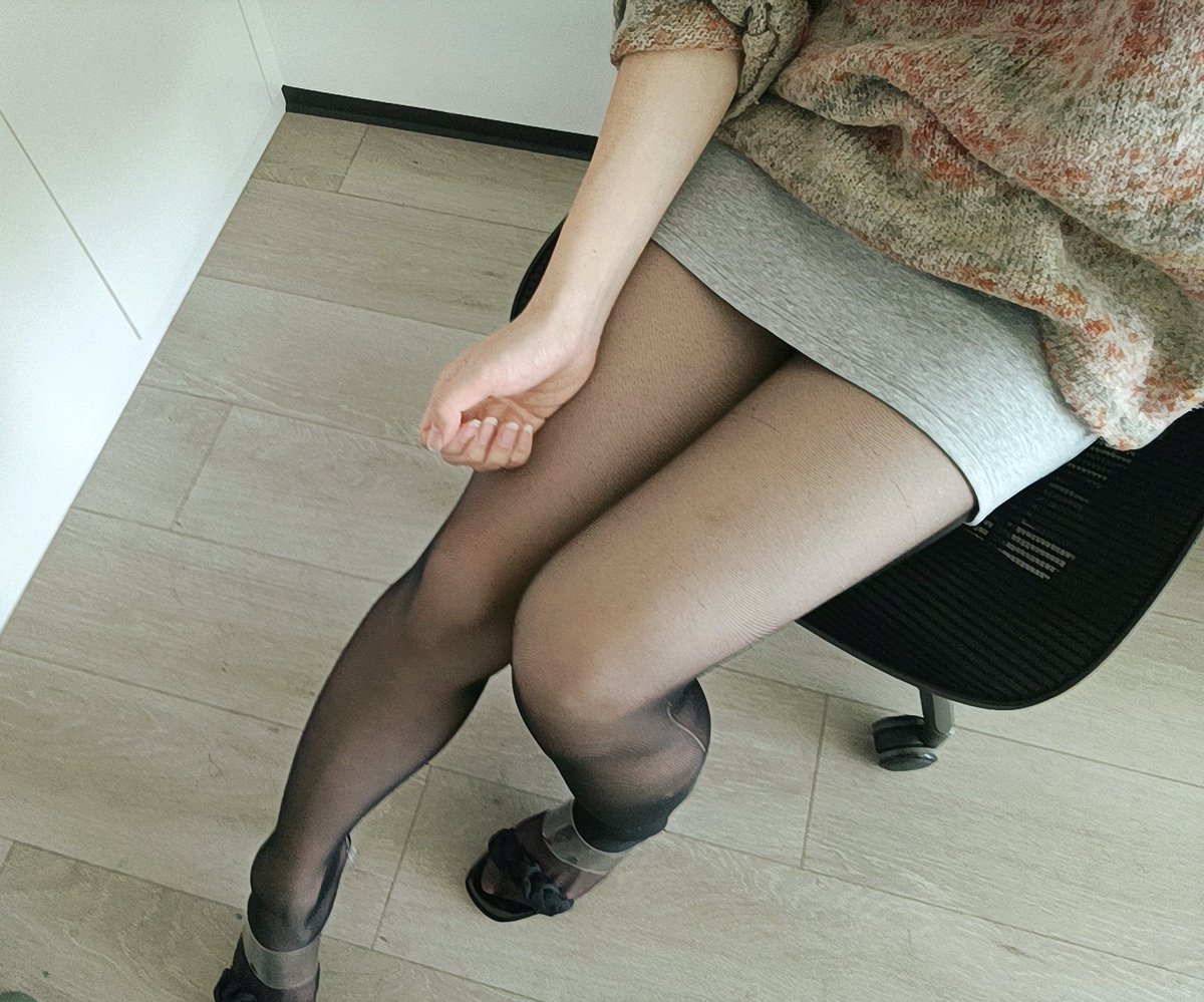 ILGCsss's tweet photo. 工作时欣赏下自己的美腿，哈哈，有点臭不要脸了。#伪娘 #女装 https://t.co/IJmSYwsnen