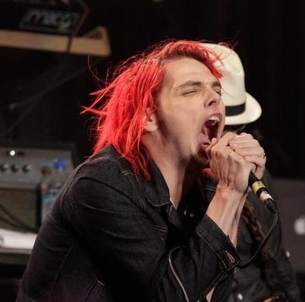 gerard hands daily 🖐🏼✨️ tweet media