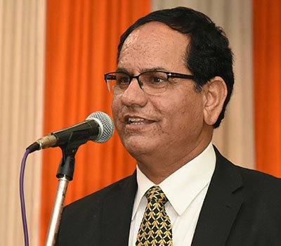 इस दौर में सबसे मुश्किल है,
खबरों के मलबे में सत्य खोजना!

~ सम्पत सरल