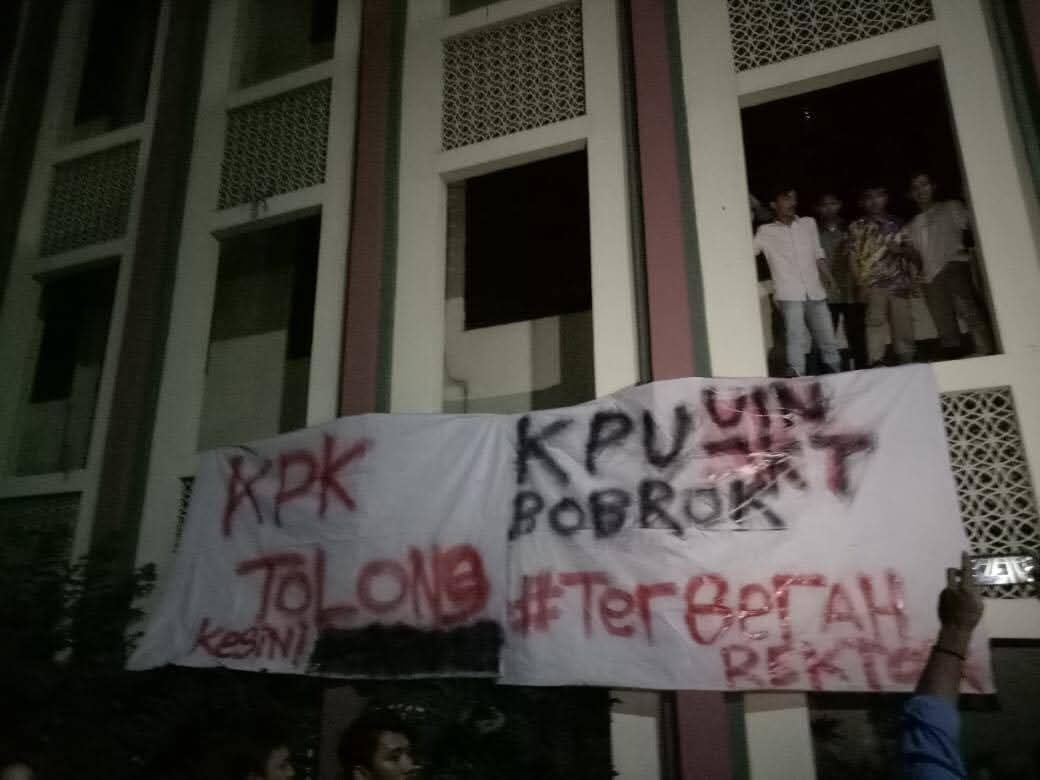 Pemerintah bobrok, kok diikuti. Mau tahu nepotisme gila-gilaan di <a href="/Kemenag_RI/">Kementerian Agama RI</a>? 

Saya tuh mengikuti Kemenag sejak lama. Sejak kelola rubrik Haji dan Umroh di Media Indonesia, 26 tahun silam. Saya menempatkan dua reporter di Kemenag, dua-duanya dapat haji gratis.  Saya ngalah.