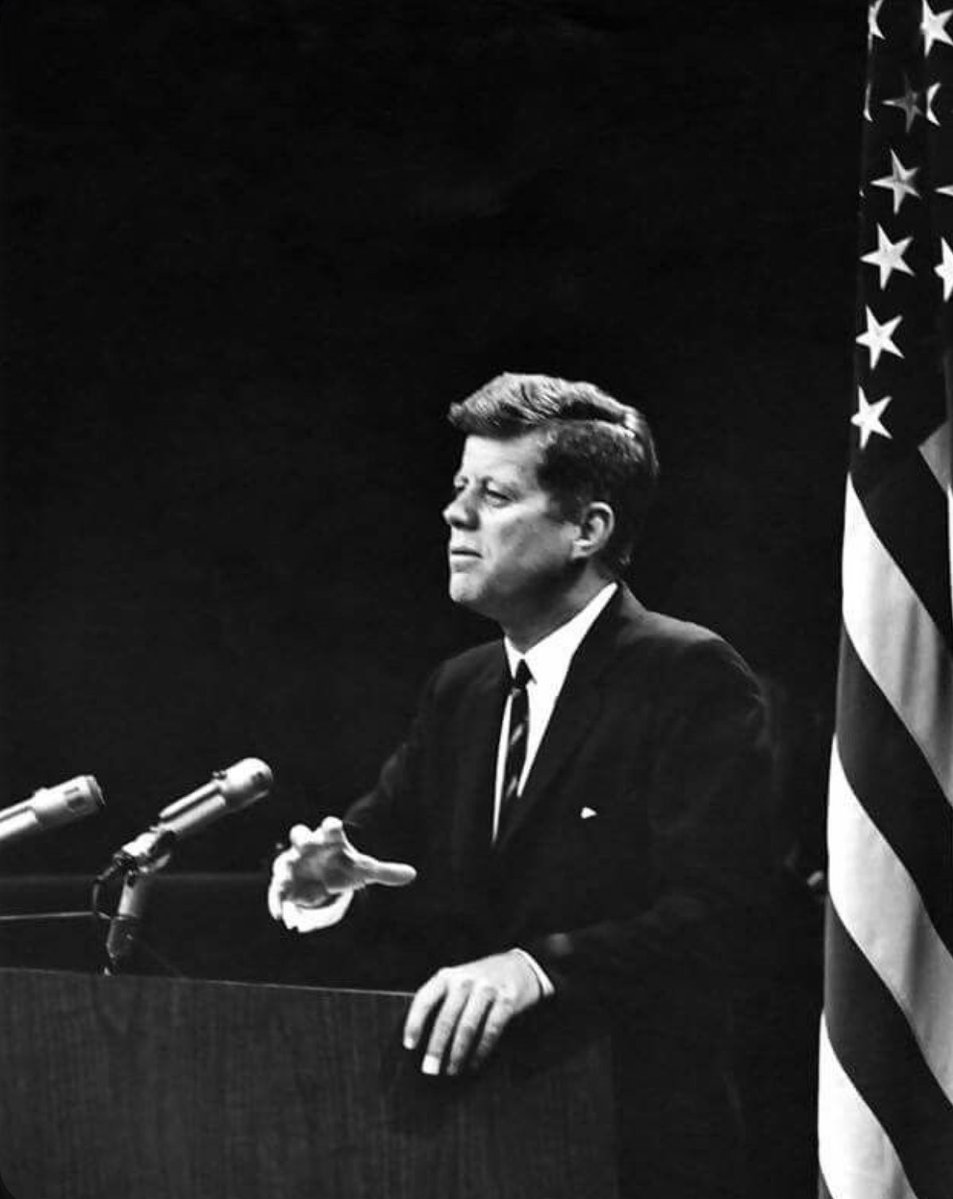 Elle Lookbook tweet media