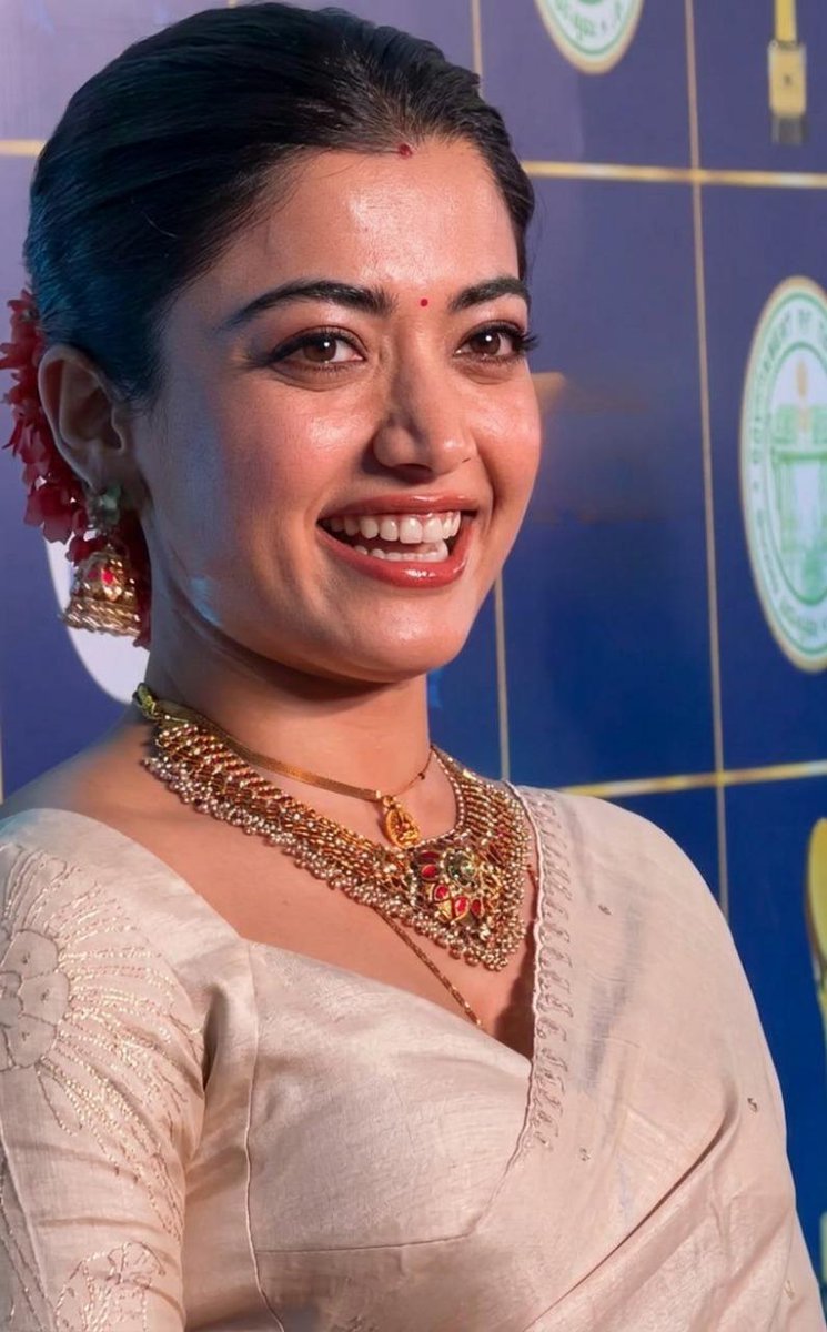 She glows with elegance, a breathtaking mix of sunshine and serenity 💖
<a href="/iamRashmika/">Rashmika Mandanna</a>
#RashmikaMandanna