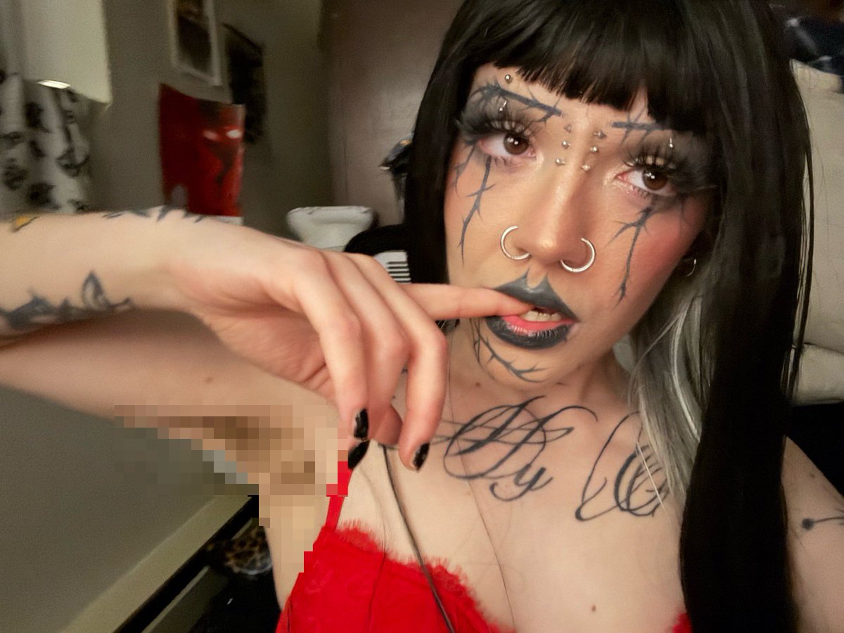 ᴍɪsᴛʀᴇss ᴡɪᴛʜ ᴛᴡᴏ ᴛᴏɴɢᴜᴇs 💸݁ᛪ༙ tweet media