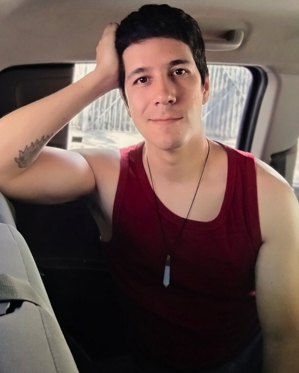 El otro día me tomé esta foto mientras esperaba en el coche al marido, y me gustó mucho como salí, pero ya no alcancé a subirla. Toca comaprtir porque uno no está para desperdiciar las fotos en las que siente que se ve bien 😙✨
#GymProgress #Motivacion #GayGdl #GayMx