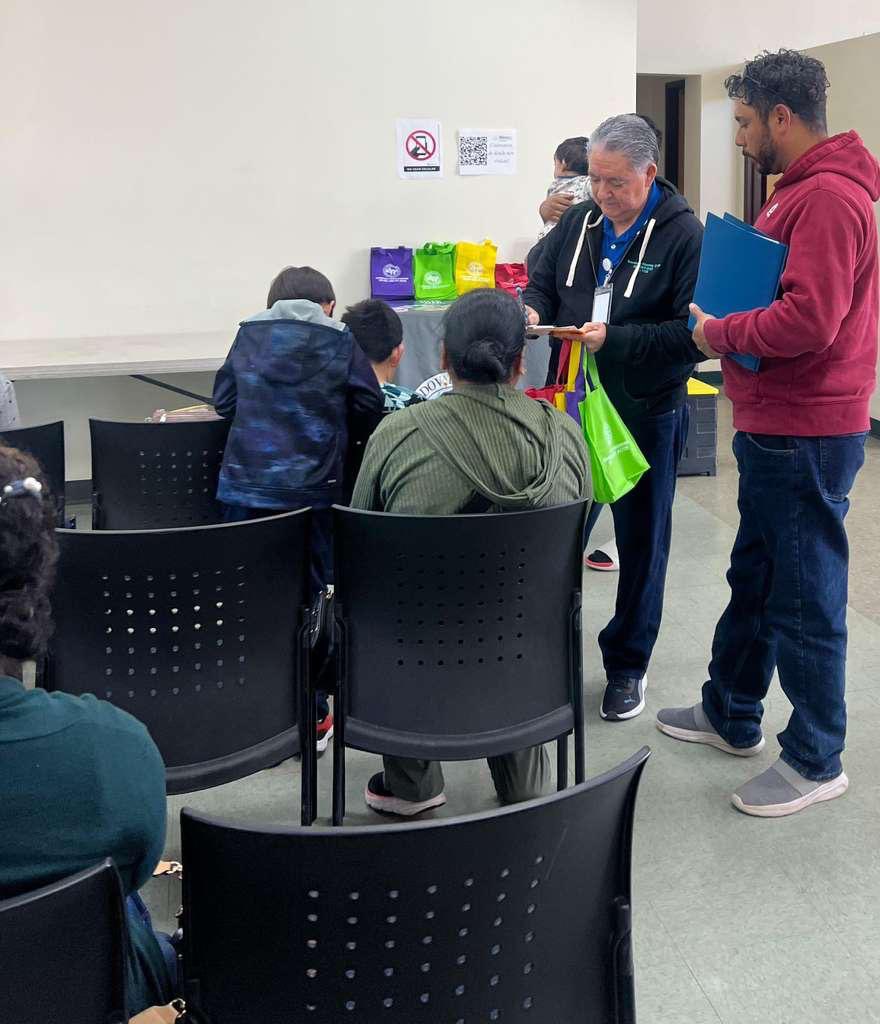 ConsulMexAlb's tweet photo. #VentanillaDeSalud #VDS
¿Vives en el Condado de Sandoval y no tienes seguro médico?
¡Esta información es para ti!
El Programa de Asistencia de Salud del Condado ofrece servicios vitales para nuestra comunidad 🇲🇽, incluyendo adultos mayores.
¿Qué servicios puedes recibir?
✅ Dentales: Exámenes, limpiezas y tratamientos básicos.
✅ Visión: Examen de la vista y lentes (una vez al año).
✅ Seguridad para Adultos Mayores: Instalación de barras de seguridad en baños y apoyos para prevenir caídas en el hogar.
✅ Medicamentos: Apoyo para recetas médicas y farmacia.
✅ Apoyo Final: Si un residente fallece y no cuenta con seguro ni recursos, el condado ofrece apoyo para los gastos de cremación.
Si requieres mayor información sobre este programa u opciones de seguros médicos en Nuevo México y el noroeste de Texas, acércate a nuestra #VDS.