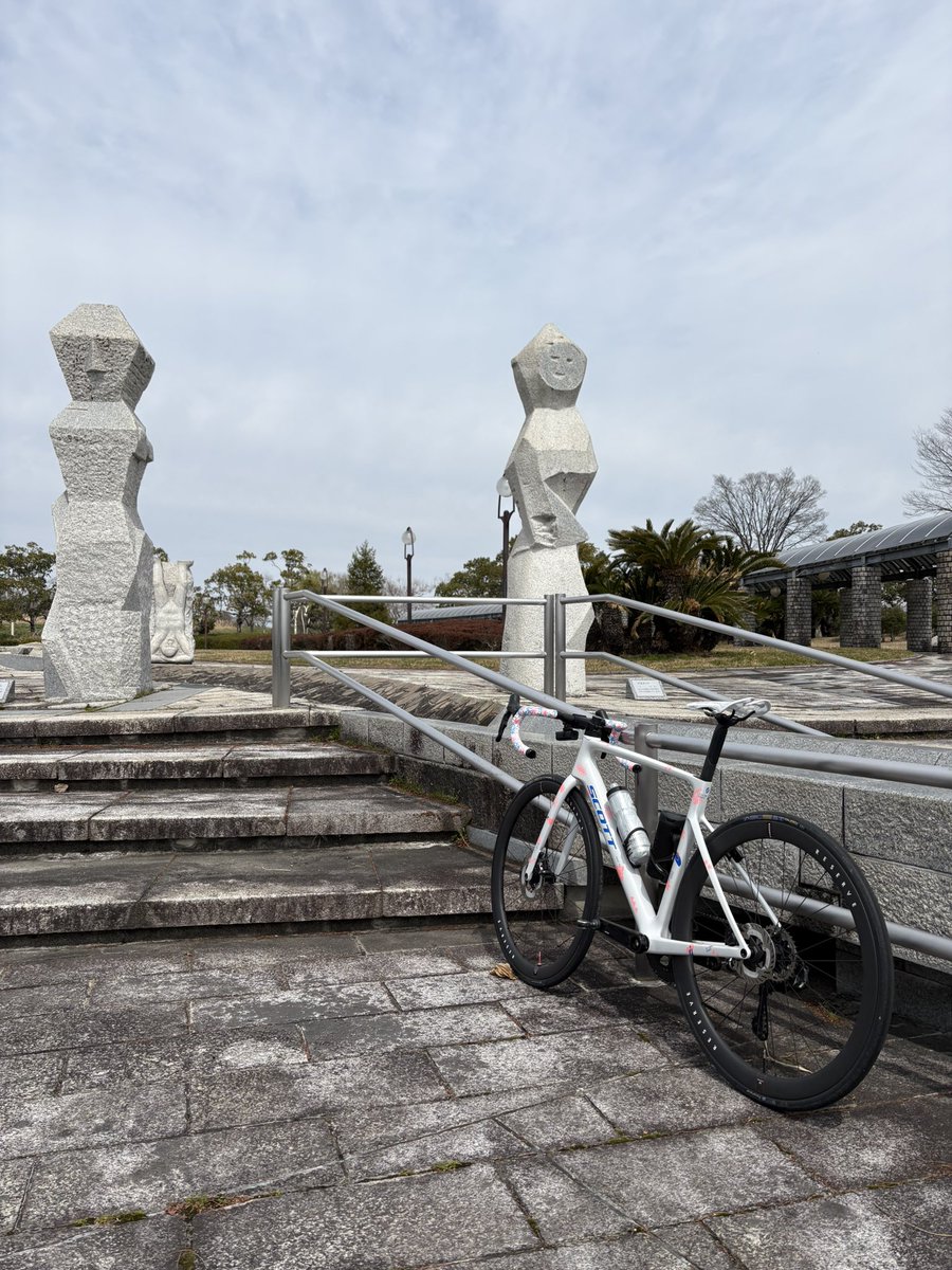 k_o_7193's tweet photo. 今日もポジションチェックライド🚴‍♂️
ん〜やっぱり前のポジションに戻した方がしっくりくる……
サドル上げてクリート位置を戻したら違和感無しで乗れる。
フィッティング、あくまで参考程度にって事なんやろか🤔

 #ロードバイク
 #SCOTT
 #ADDICTRC https://t.co/uHuR9NzhX0