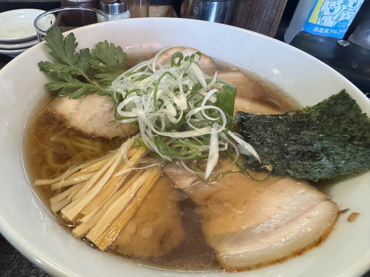 inarata's tweet photo. 三角山五衞門　醤油チャーシュー
お休み仕事で久しぶりに外でご飯、あっさり醤油で落ち着く味、春菊が良い
おいしかた https://t.co/QIt7txNVvT
