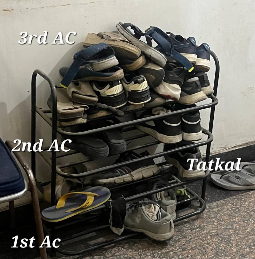 Sumit39Sumit's tweet photo. Indian Railways situation https://t.co/QHxzDSEhX8