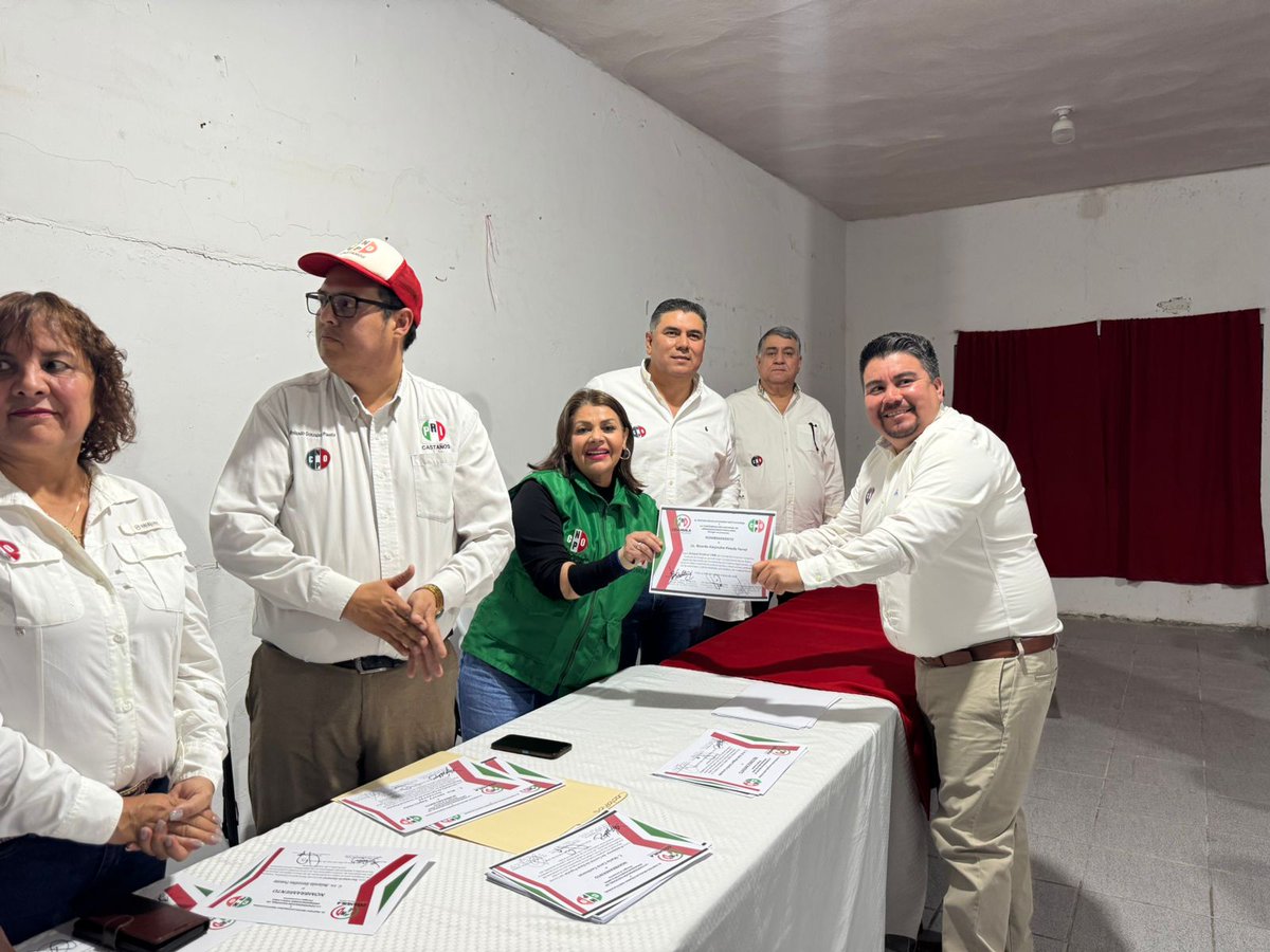 CNOPCoahuilaMX's tweet photo. Fortalecemos nuestra estructura en #Castaños. 🤝 Con el objetivo claro de potenciar nuestro sector, la Mtra. Delia Margarita Siller Zùñiga formalizó el nombramiento de Rolando González Puente como nuevo dirigente de la #CNOPCastaños.
@fuensantaGuerr4 @PRI_Nacional @ https://t.co/wTqMDsPDq0