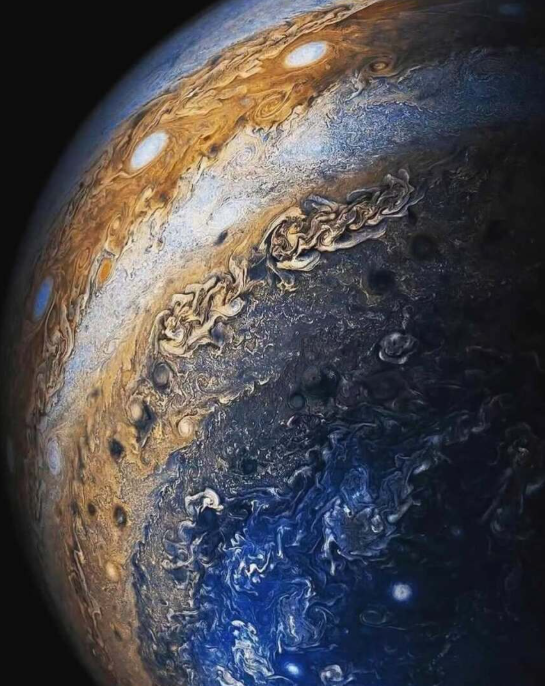 주노 탐사선이 촬영한 것으로 소개된 목성 이미지