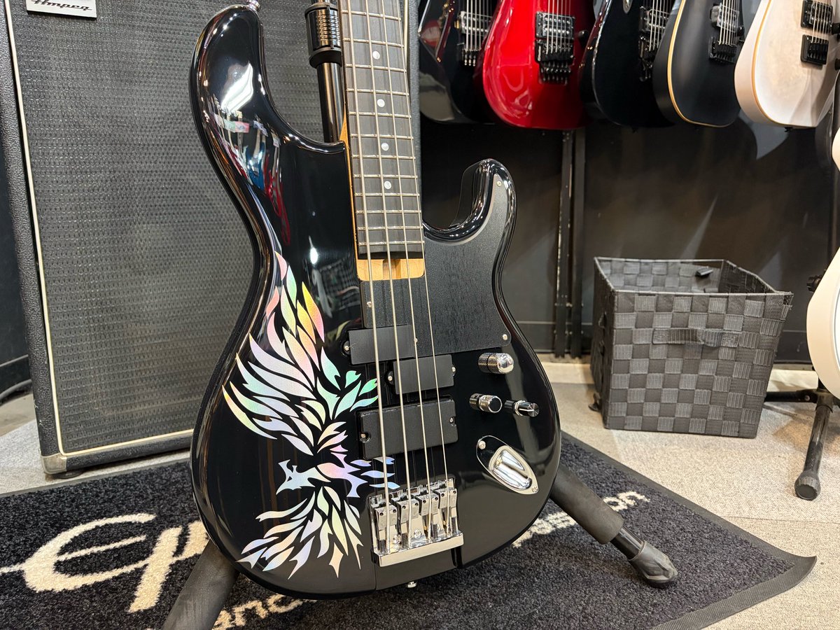 bbsapporock's tweet image. スタッフ髙橋です👾

【KB-Criminal Bass '24 PH phoenix vision】のご紹介です‼️

黒いボディに印象的なホログラムのフェニックス。
美しいです…😍

もちろんサウンドもパンチのある重低音でバンドを支えます‼️

試奏大歓迎です♪お待ちしてます☺️

#BIGBOSS札幌 #Killer #Criminal