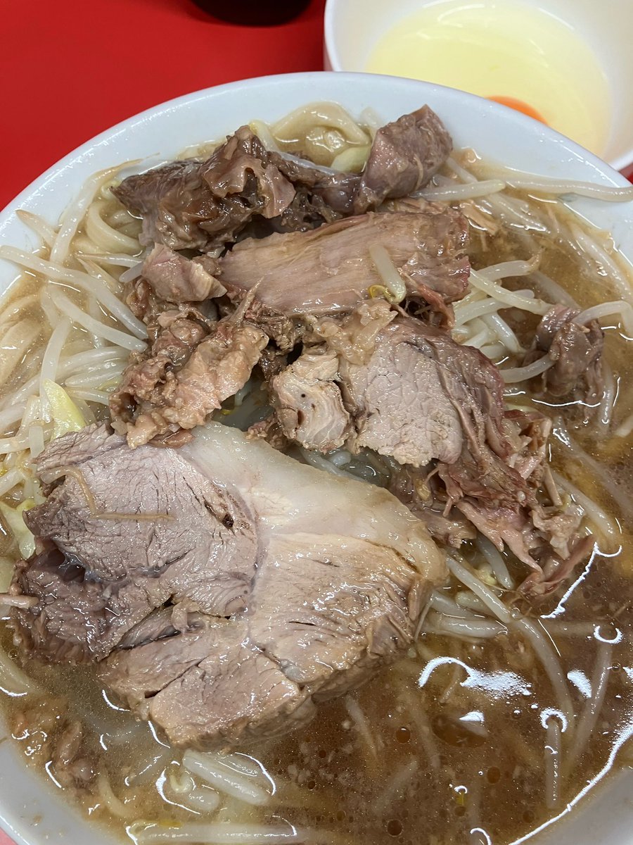 【ラーメン二郎 一橋学園店】
•小¥900(麺少硬、Y•A)
•生卵¥100

㊗️勝手にデフォ祭り🎉

今年1発目の友達と向かうは 今年2杯目のこちら💁🏻‍♂️ 麺少でも茹で前350gはあろうかという大量の麺がうんめぇ💯

豚は分厚くてｼﾞｭｰｼｰ＆ﾎﾞﾘｭｰﾐｰ👍 撃沈かとＹコールを後悔しながらギリ完食

ご馳走様🙏