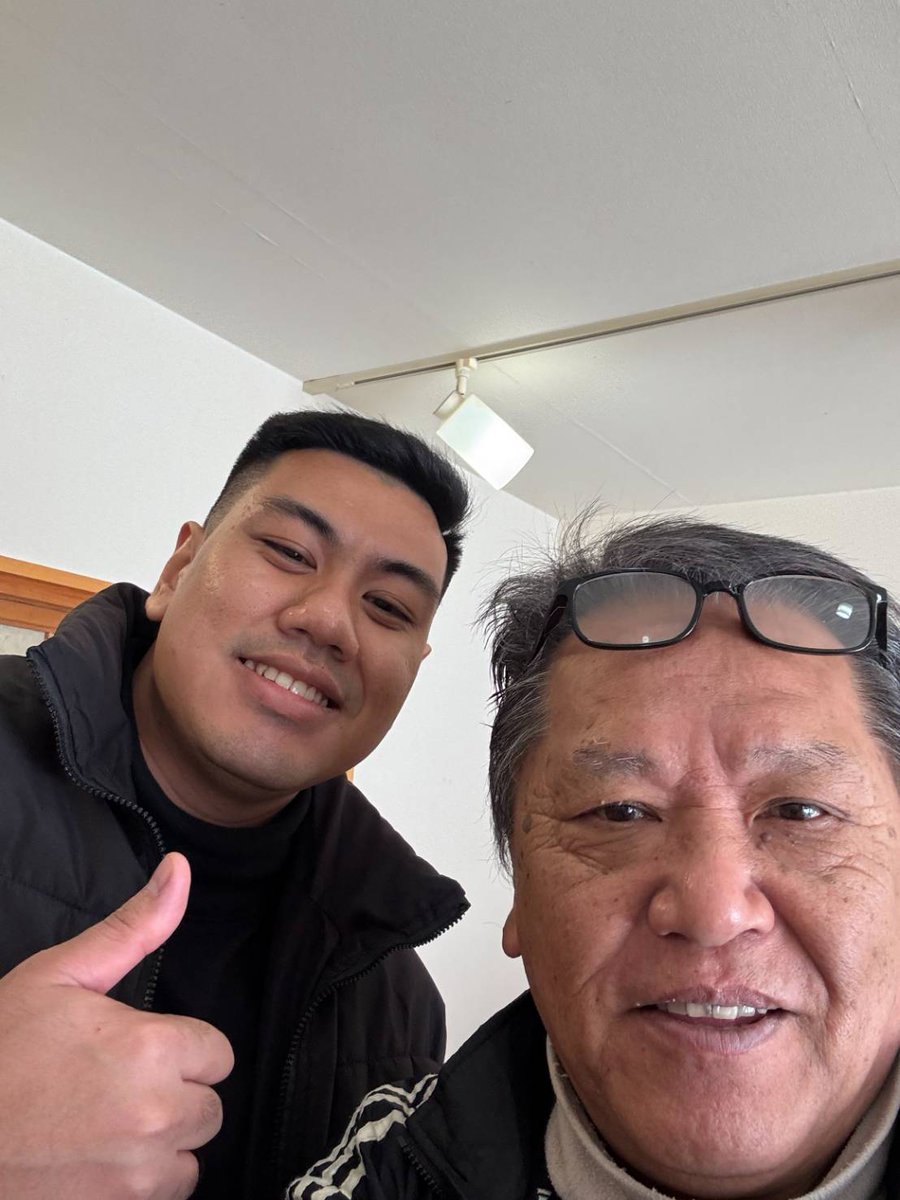 CafeShingedo's tweet photo. 白川郷　喫茶 心花洞
タイ🇹🇭のチョンブリ県からお越しです✨ダナンさん🎶
実は昨年もお店に来てくれたらしく，今回､家族を連れて遥々私に会いに来てくれました🛫👜これが本来のリピートですよねー（笑）
私の理想型であります。
3月の三連休突入✨
白川郷も少しずつ春の気配。#旅行計画 #春旅 https://t.co/bBQevojmRF