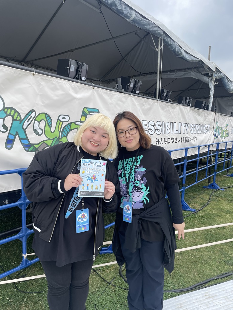 reali_ze888's tweet photo. HYSKYFes2026今年も鑑賞サポートが充実。鑑賞サポートのひとつ、ステージでは手話通訳さんが活躍しています。今年も吉本芸人の大屋あゆみさん、そして本村由衣さんの手話で楽しめている方がたくさん!
#吉本芸人
#HYSKYFes2026
#Chev
#C&K
#尾崎匠海
#藤牧京介
#INI
#コブクロ https://t.co/uBfjHpbhNB