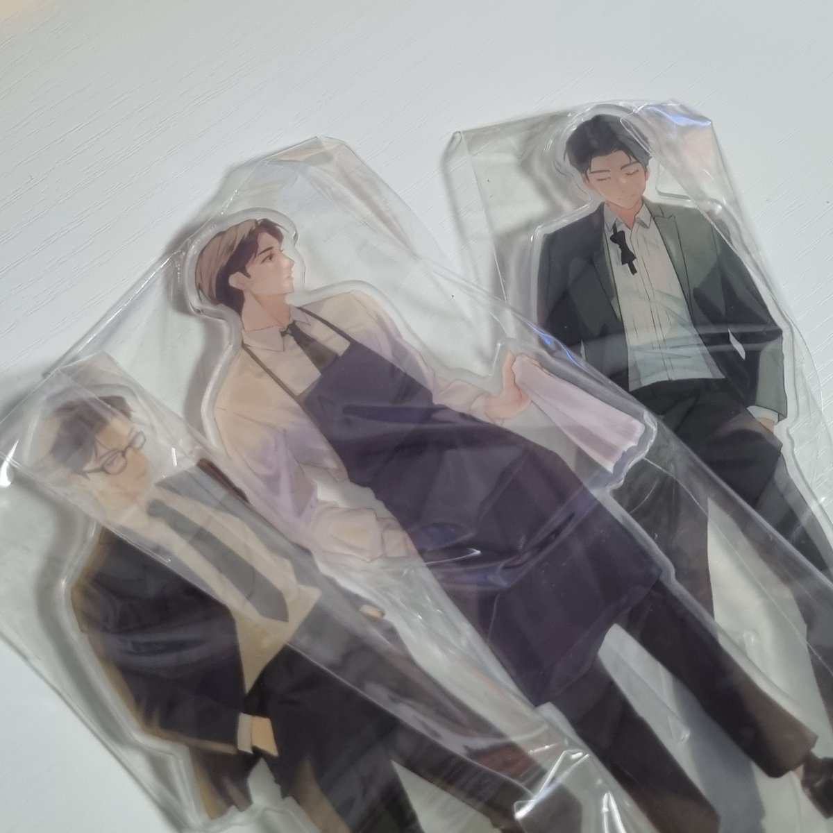 p1y0_ok's tweet photo. 오백년 전에 받았는데 이제야 후기를 쓰는 희겸님 아크릴 스탠드 ... ♡ 2종만 샀다가 급 후회되서 하나 더 샀는데 진짜 후회할 뻔 !!! 진짜 너므 예쁨 특히 라망 죵웑이가 진짜 미쳤어요 🥹 아까워서 비닐도 못까고 암실 보관중이에요 . . . 희희 늦었지만 너무 감사합니다 ♡ @GYEOMDI_S2 https://t.co/erEeq4BiOw