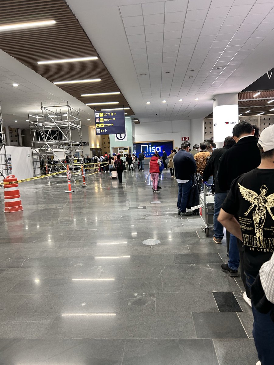 diegof_leon's tweet photo. Una hora de espera por un taxi en el @AICM_mx; para mostrar su ineficiencia es que impiden que @Uber trabaje 👎 https://t.co/5o83uoLMzC