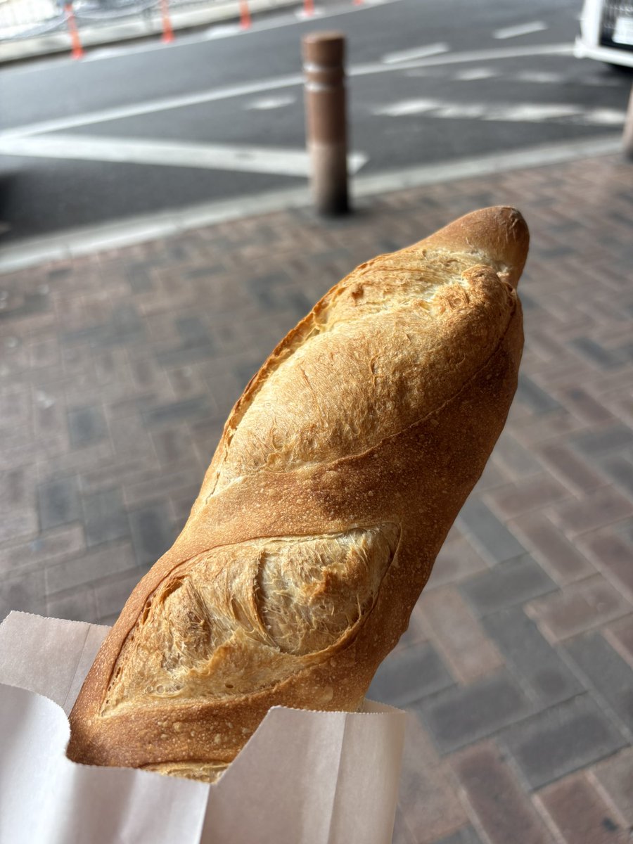 流石に劇中ほどの長さはなかったけど、
棒術マンの棒くらいの長さのフランスパン🥖に出会った