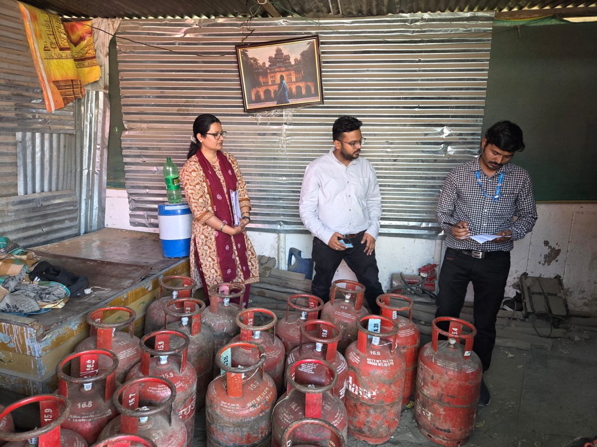 ujala_vinay's tweet image. Indore में खाद्य विभाग ने अवैध गैस रिफिलिंग पर बड़ी कार्रवाई की।
न्यू लोहा मंडी में छापे में 66 सिलेंडर और मशीनें जब्त, केस दर्ज।

#IndoreNews #GasRefilling #IllegalWork #MPPolice #BreakingNews #ViralNews