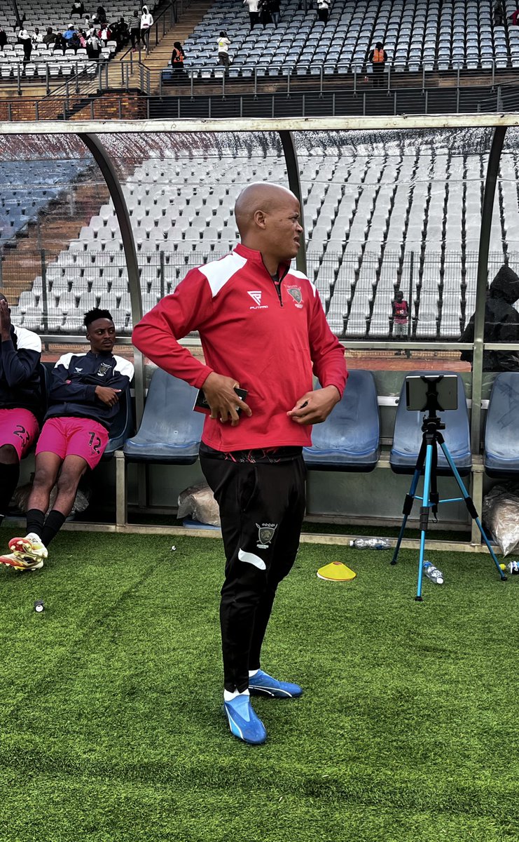 𝐃𝐈𝐃 𝐘𝐎𝐔 𝐊𝐍𝐎𝐖? 🧠

⚪️ Solomon Mathe is the assistant coach at Lerumo Lions

⚪️ Mathe is assistant to Tshepo Maphari

⚪️ He joined in the first half of this season

#MotsepeFoundationChampionship 🟡