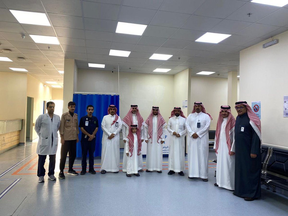 RUMAH_HOSPTTAL's tweet photo. مدير المستشفى ألاستاذ / فراج بن سعد السبيعي  يشارك منسوبي المستشفى فرحة #عيد_الفطر_المبارك

#مستشفى_رماح_العام
#تجمع_الرياض_الصحي_الثاني https://t.co/9rvTteCcBs