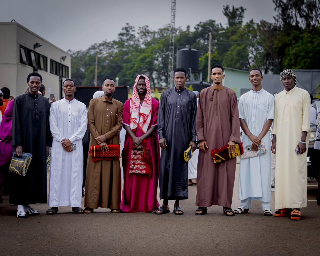 gladiator_1st's tweet image. 📸AMAFOTO📸

Mu gitondo cyo kuri uyu wa Gatanu, tariki ya 20 Werurwe 2026, abakinnyi b’Abayisilamu bakinira APR FC, bifatanyije na bagenzi babo bo mu Rwanda ndetse no ku Isi yose, mu isengesho risoza ukwezi Gutagatifu kwa #Ramadhan.

Ku rwego rw'Igihugu, iri sengesho ryo