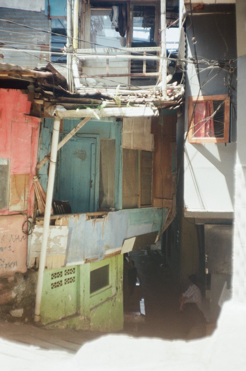 Kampung Parigi, 19 Maret kemarin. Fujica GE, Kodak Colorplus 200.