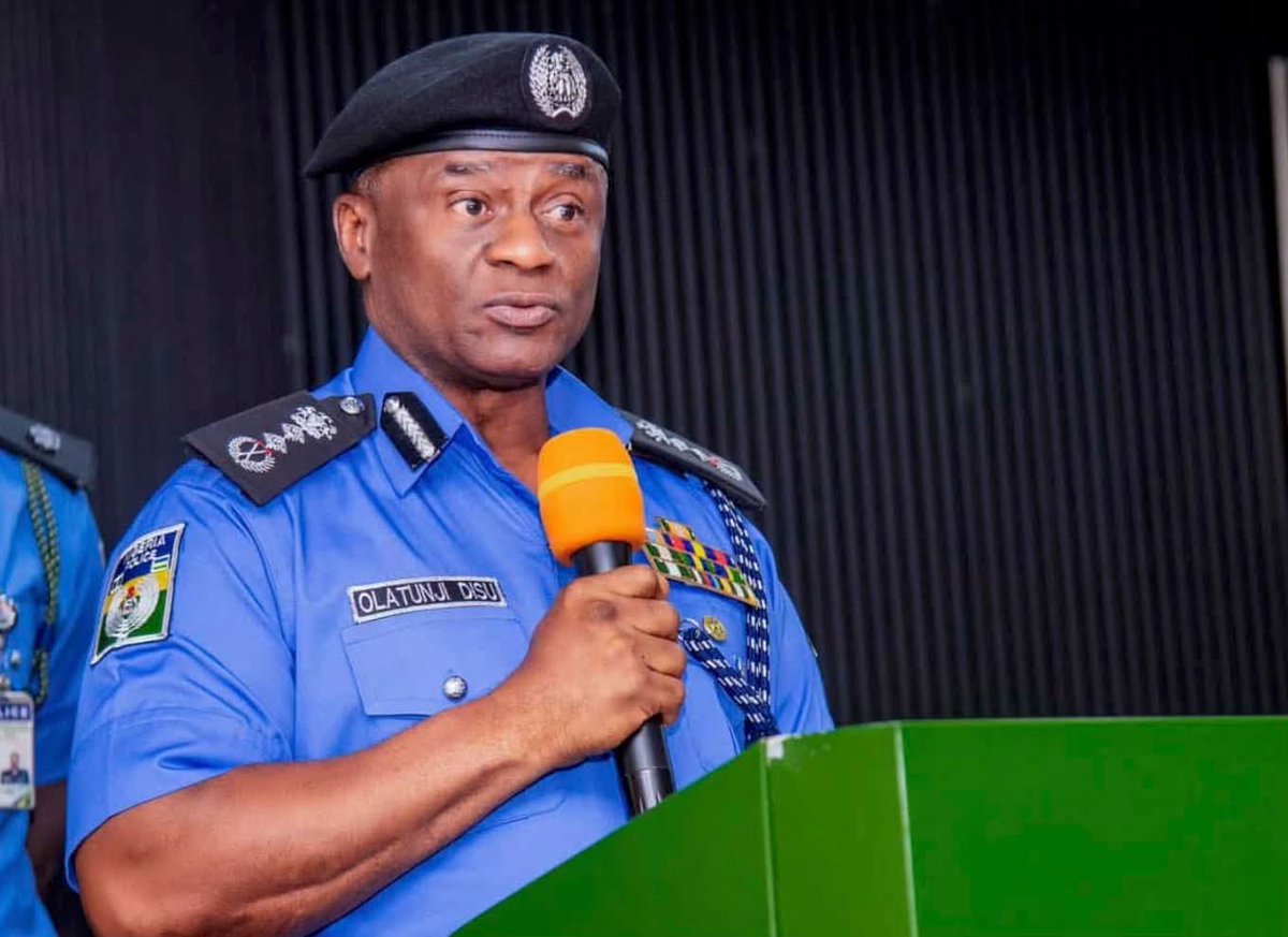 Bujuzaza's tweet photo. I advice that every Nigerian should have a Police mans number , anywhere where u find yourself, pls have a number , it will reduce a lot of problem , in any heated situation, stay calm and just call , dont react to aggression or take laws into yours hands , help the police help u https://t.co/jSbch9GigC