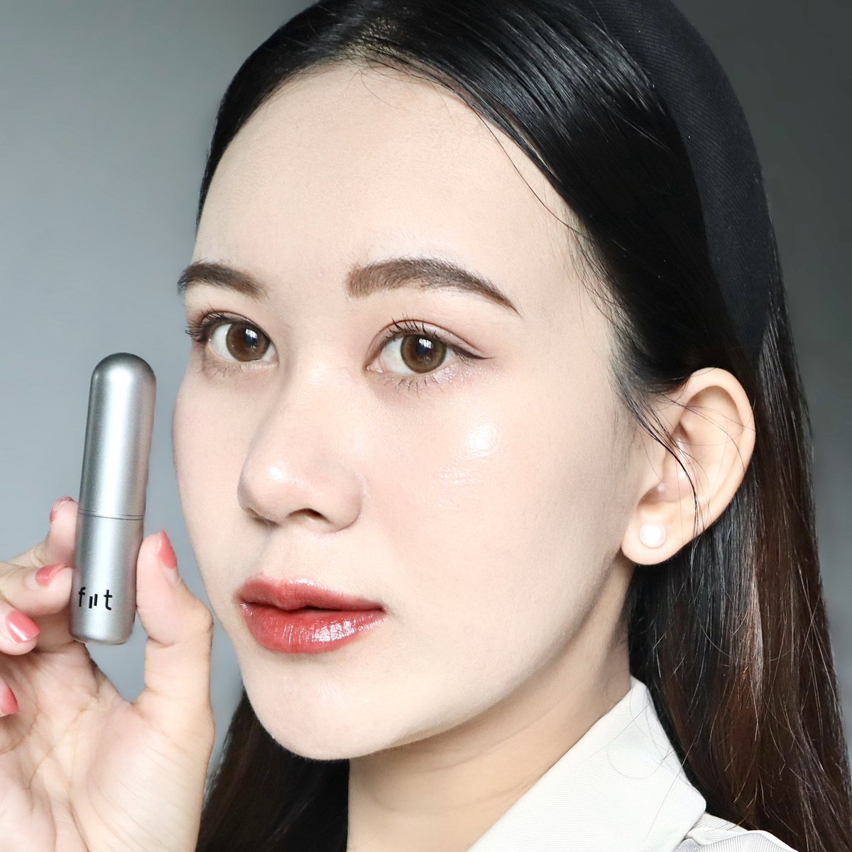 HN_PP08's tweet photo. ลิปบาล์มสายขี้เกียจ! ทาปุ๊บ ฉ่ำปั๊บ จบในแท่งเดียว ✨💄 FIIT Glow Up Glazed Balm คือจึ้งมากกก ปากแห้งซีดแค่ไหนปาดไป 3 วิคือปากสวยฉ่ำสุขภาพดีทันที เนื้อนุ่มลื่น สีชัดน่ารักฝุดๆ ชอบสี Rosy Rush คือหน้าสดก็รอด! แถมมี SPF20 PA+++ กันแดดให้ปากด้วย ครบจบมากกก 💖 https://t.co/9CxStMH20F