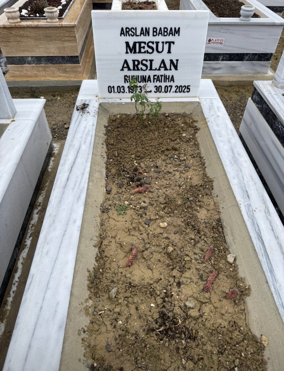 İnna lillahi ve inna ileyhi reciun. Ebediyete irtihal edenlerimizi başta babam olmak üzere rahmetle anıyor, bu vesileyle tüm İslam aleminin Ramazan Bayramı'nı kutluyorum hayırlara vesile olması dileğiyle.