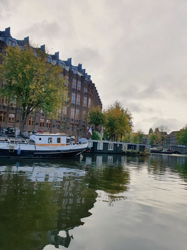 IsabelladuLac1's tweet image. Amsterdam was #overcast
I knew it wouldn't last
The sun peeped out
Striking a pickpocket as he was about
to retrieve his prize

Oy, I yelled
He turned in surprise 
&amp;amp; held on
In the flick of a wink he was gone
Clutching his ill gotten gains

Only the memory remains

#vss365