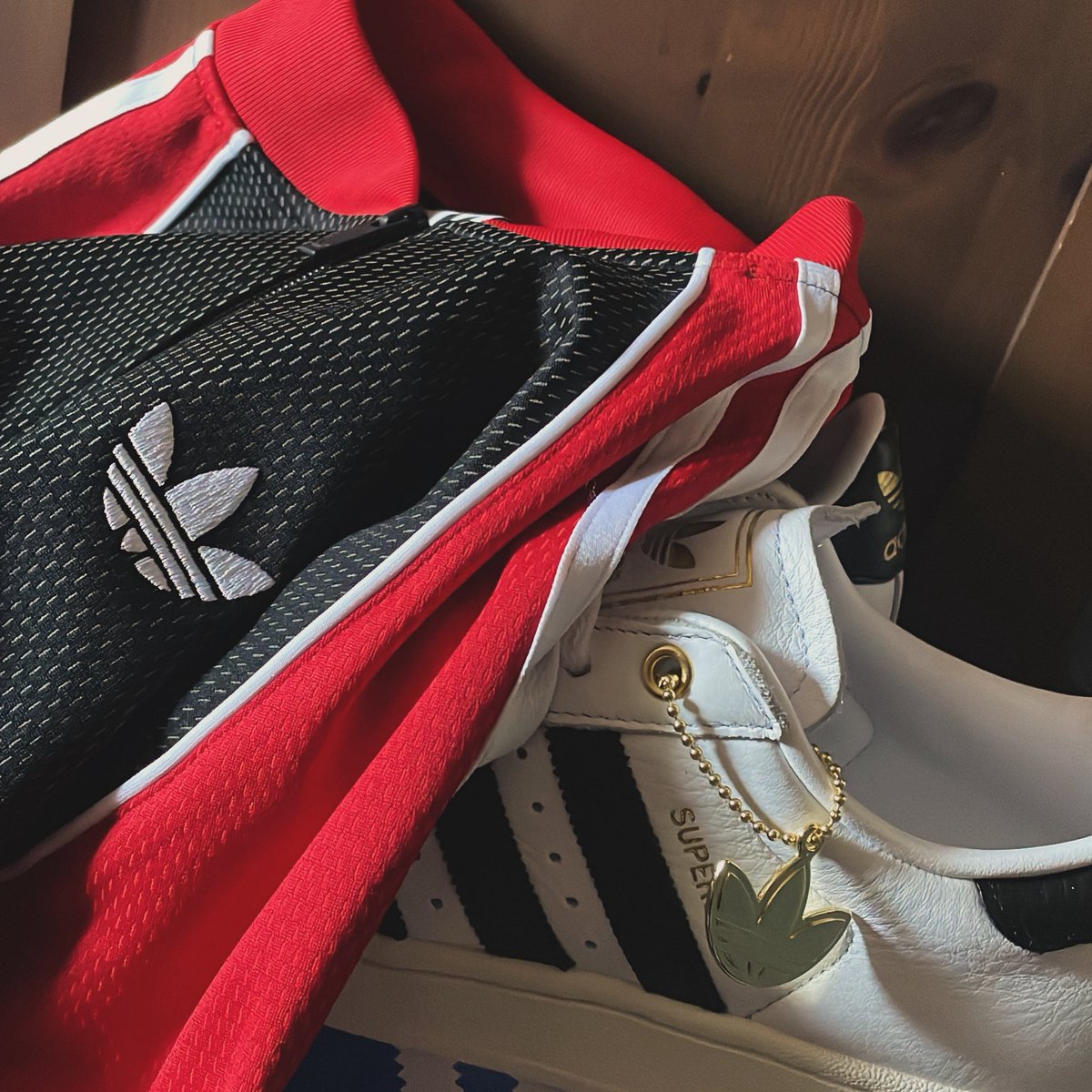Maa69050819's tweet photo. 静岡の街中を探し回ってGET🌟

adidasのsuperstarのスニーカー、藤井風着用モデルではないけれど

つま先のアイボリーが可愛くて🥰

ちなみに
黒のスニーカーは完売でした👟

藤井風の影響、恐るべし‼️

さすがスーパースターです😭😆

#adidas  #藤井風　#superstar https://t.co/1oSa4MTqtU