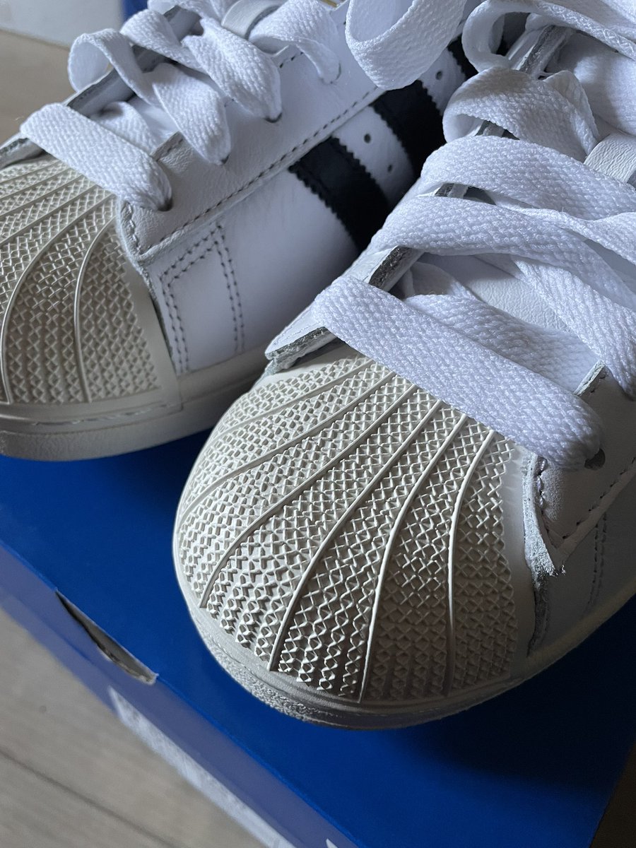 Maa69050819's tweet photo. 静岡の街中を探し回ってGET🌟

adidasのsuperstarのスニーカー、藤井風着用モデルではないけれど

つま先のアイボリーが可愛くて🥰

ちなみに
黒のスニーカーは完売でした👟

藤井風の影響、恐るべし‼️

さすがスーパースターです😭😆

#adidas  #藤井風　#superstar https://t.co/1oSa4MTqtU