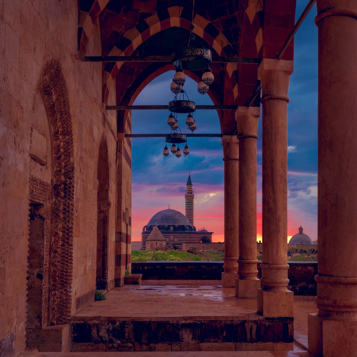 "ABD ve İsrail'in gölgesinde bir bayram geçiriyoruz. Başta Filistin ve İran halkları olmak üzere İslam dünyasının birçok bölgesinde insanlar büyük acı içindeler. Bu karanlık günlerin son bulması dileğiyle Ramazan Bayramı’nızı tebrik ediyor; ülkemizde barış ve huzur diliyorum."