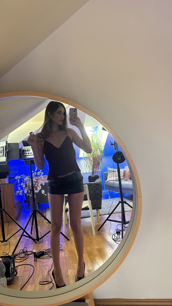 violet vee tweet media