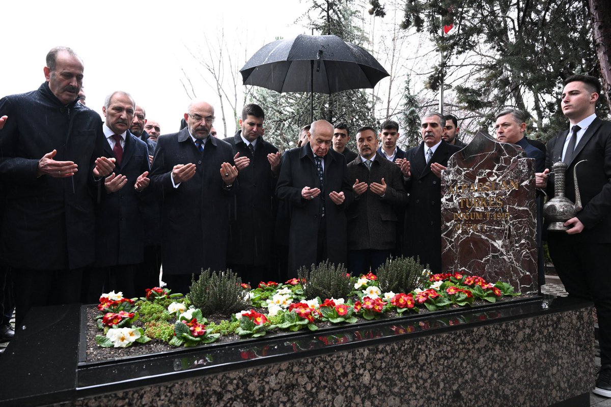 Ulku_Ocaklari's tweet photo. Liderimiz Sayın Devlet BAHÇELİ, Başbuğumuz Alparslan TÜRKEŞ’in kabrini ziyaret edip, dua etti. https://t.co/TWOdH8Bxjv