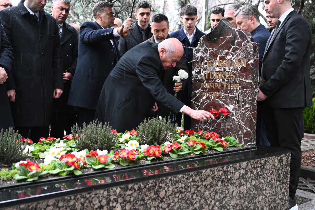 Ulku_Ocaklari's tweet photo. Liderimiz Sayın Devlet BAHÇELİ, Başbuğumuz Alparslan TÜRKEŞ’in kabrini ziyaret edip, dua etti. https://t.co/TWOdH8Bxjv