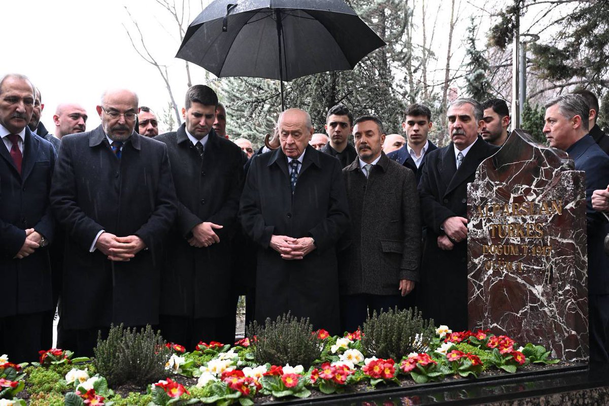 ayyildirim1's tweet photo. Liderimiz Sayın Devlet BAHÇELİ, Başbuğumuz Alparslan TÜRKEŞ’in kabrini ziyaret edip, dua etti. https://t.co/iFgF5RxokE
