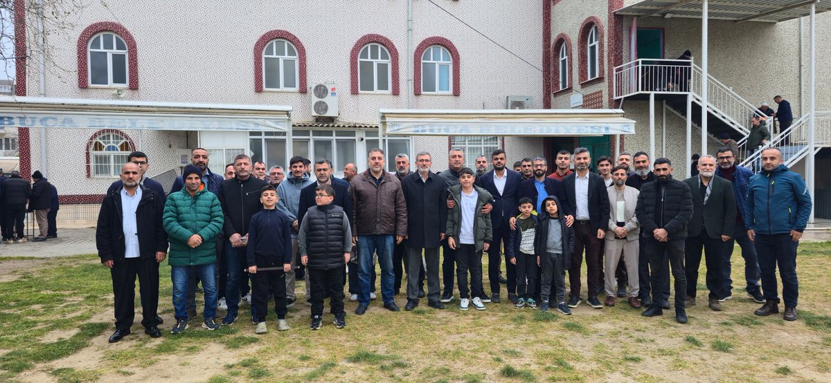 HudaParizmir's tweet photo. İl Başkanımız Veysi Yumlu beraberindeki heyetle birlikte Buca Abil Efendi Camisi’nde bayram namazı çıkışı İzmirli hemşehrilerimizle bayramlaştılar.
#RamazanBayramı https://t.co/ivjD8VRF9S
