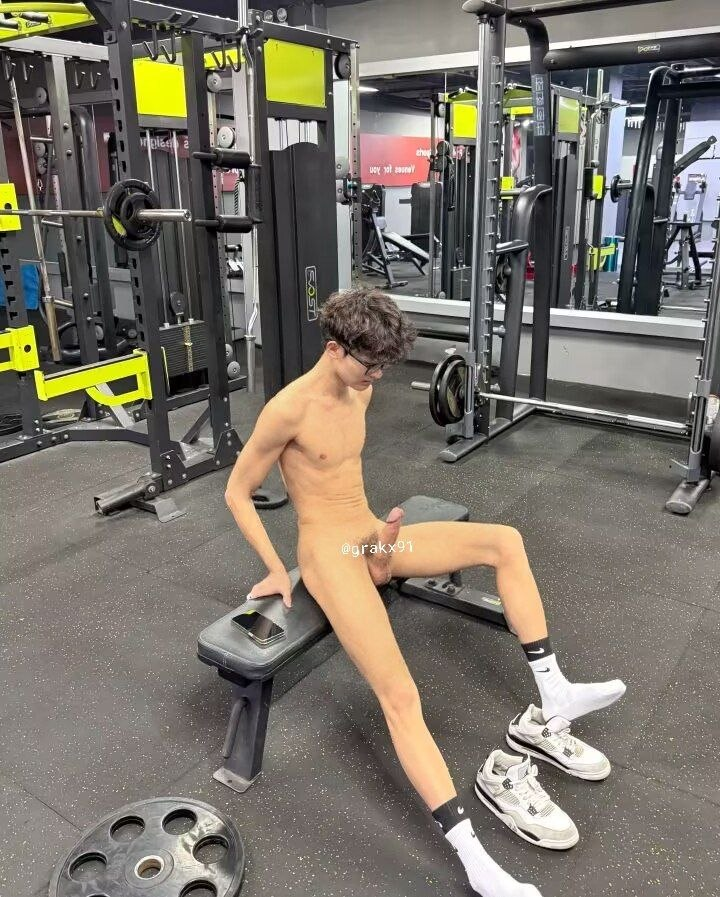 grakx91's tweet photo. 穿白袜🧦裸体健身，好爽啊，要是旁边有个人一块玩就好了，边健身边玩，想想就刺激，谁来陪我玩! https://t.co/VUagKydy8K