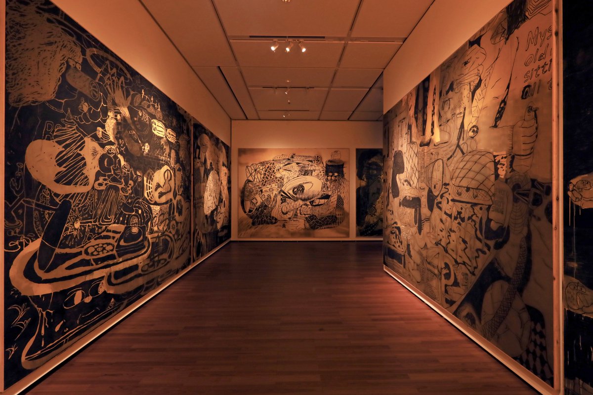 tottori_moa's tweet photo. /／
📣 #CONNEXIONS 展 終了まであと2日！
\＼

『コネクションズ ―接続するアーティストたち』作品紹介

👤SIDE CORE(サイドコア) 
［アーティスト・チーム、東京拠点］

☞2012年に結成されたSIDE COREは、高須咲恵、松下徹、西広太志を中心に、映像ディレクターの播本和宜を加えて活動するアート・チームです。ストリートカルチャーの思想や歴史を参照しながら、都市や公共空間に新たな視点から介入し、現実社会で不可視化されてきた規範や構造を浮かび上がらせつつ、自らの公共圏を拡張する作品や実践的行動を展開してきました。

本展では、未知の空間としての「地下世界」に焦点を当て、災害で生じた能登の廃材を用いた壁画の新作や、京丹後で制作された灯台跡地に再び火を点す映像作品《岬のサイクロプス》など、日本海沿岸に由来する作品群をナトリウムランプで照らした異空間に展示します。

東京の地下空間をスケートボードが疾走する《under city》の映像とあわせることで、能登、京都、東京、鳥取といった異なる土地を想像的につなぎ、都市と自然、人とインフラの関係の捉え直しを図ります。

- - - - - - - - - - - - - - - - - - - - - - - - - - -
『CONNEXIONS｜コネクションズ
　―接続するアーティストたち』

〈会期〉2026/2/7㊏～3/22㊐
〈会場〉3F 企画展示室
〈開館時間〉9:00～17:00(入館は16:30まで)
〈観覧料〉一般 1,200円／学生 750円／高校生 500円／小中学生 300円
- - - - - - - - - - - - - - - - - - - - - - - - - - -

▼展覧会ページはこちら
https://t.co/2yhS3Y3wQE

#鳥取県立美術館 #コネクションズ #企画展 #sidecore