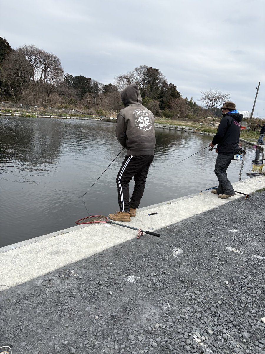 daiyu0829's tweet photo. 本日はAALGLATT メンバーがくちゃん、しょーき総大将と私お初なキングフィッシャーさんへ
ボトムサタン、ワウ33ミリタリスト、他スプーン、クランク、ボトム、ミノー等、楽しませて頂きました。キングさんの釣り場環境、魚最高でした(^^)
#AALGLATT 
#HERO'S
#Make_it
#金子通商
#PR https://t.co/5XNyIQ7tav
