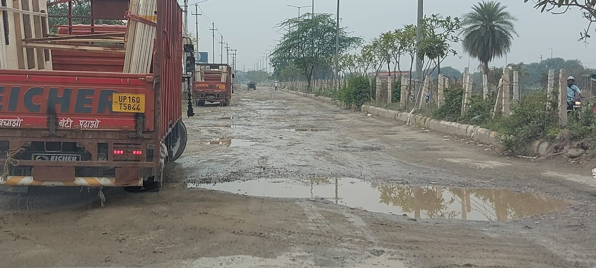 aksindian46's tweet photo. @akhilmangla @OfficialGNIDA @dmgbnagar @myogiadityanath @myogioffice @OfficialGNIDA @myogiadityanath  Yah ATS Chowk se Guar City jaane wali road ki condition hai....  aap se haath jod kar prathna hai .. ki kaam ko pura karvayie .. 1 saal se upar ho gaya hai https://t.co/YIihtA0rjh